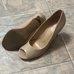 Hardly worn nude heal woman’s size 6 1/2